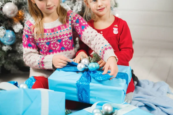 Joyeux petits enfants ouverture cadeaux le soir de Noël — Photo