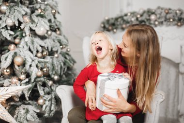 Anne ve kızı Noel ağacının yanında kutluyorlar.