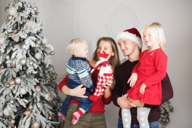 Noel ailesi hediye paketi, Noel ağacı iç tasarımı.