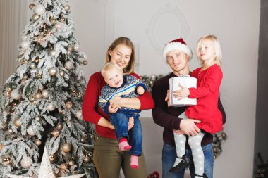 Noel ailesi hediye paketi, Noel ağacı iç tasarımı.