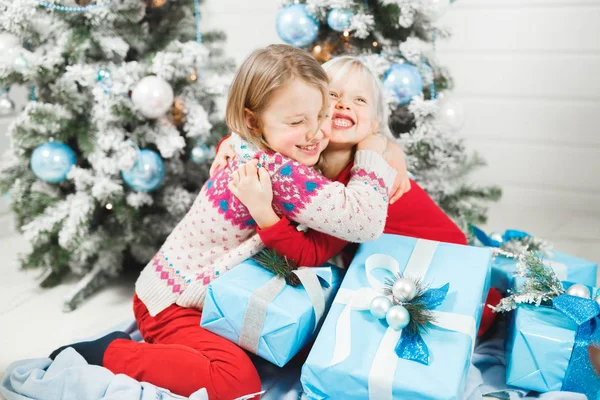 Счастливые Маленькие Дети Открывают Подарки Рождество — стоковое фото
