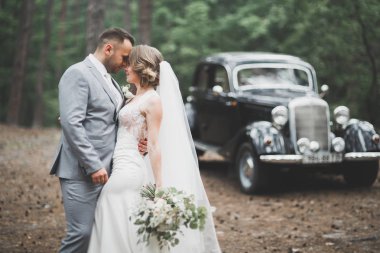 Güzel gelin ve damat düğün günlerinde kucaklaşıp öpüşürler.