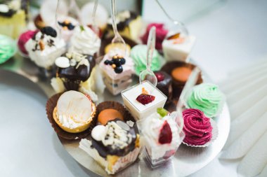 Çeşitli lezzetli tatlılar, yemek fikirleri ve kutlamalarla dolu bir büfe.