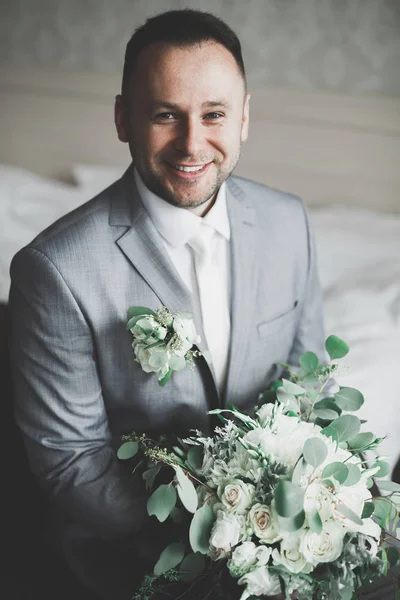 Hermoso hombre, novio posando y preparándose para la boda —  Fotos de Stock