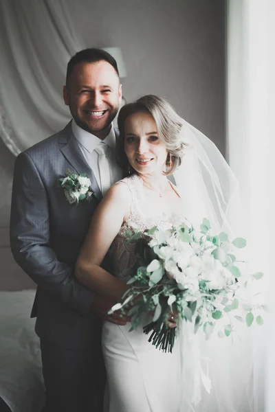 Joli couple heureux de mariage, mariée avec longue robe blanche — Photo