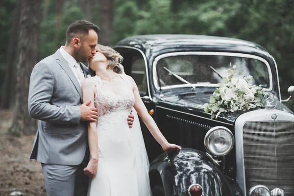 Pareja perfecta novia, novio posando y besándose en el día de su boda —  Fotos de Stock