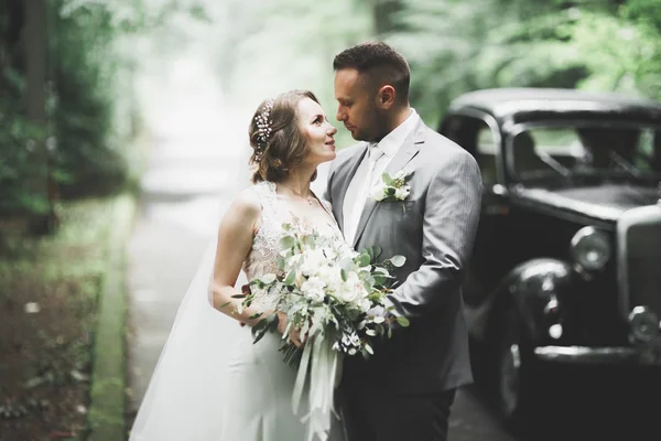 Casal jovem romântico feliz caucasiano comemorando seu casamento. Ao ar livre — Fotografia de Stock