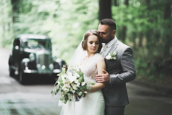 Casal jovem romântico feliz caucasiano comemorando seu casamento. Ao ar livre — Fotografia de Stock