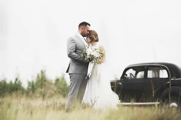 Caucasico felice romantica giovane coppia che celebra il loro matrimonio. All'aperto — Foto Stock