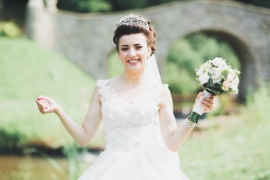 Gelinlik giymiş güzel moda gelin pozu