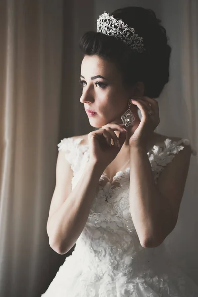우아 한 흰옷을 입은 아름다운 호화 로운 신부 — 스톡 사진