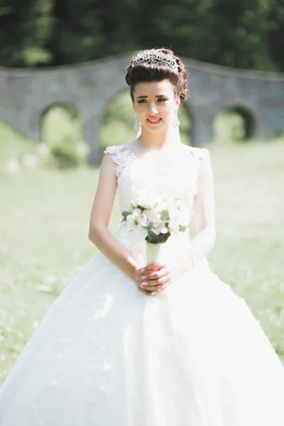美しいファッション花嫁の肖像画、甘くて官能的な。結婚式のメイクと髪 — ストック写真
