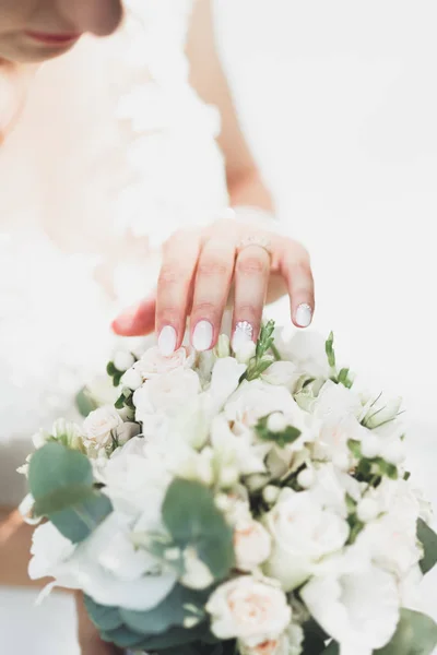 Newly wed couples hands with wedding rings — Stock Photo, Image