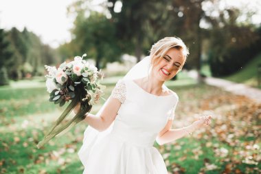 Zarif beyaz elbiseler içinde güzel bir gelin