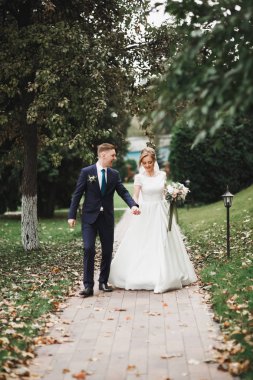 Parkta kucaklaşan yeni evli çiftin güzel romantik düğünü.