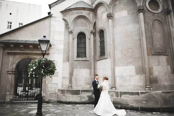 Luxe getrouwd echtpaar, bruid en bruidegom poseren in de oude stad — Stockfoto