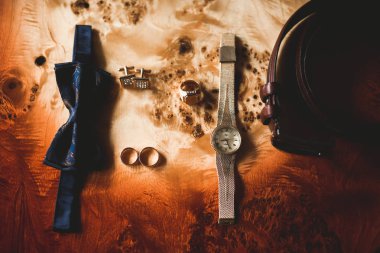 Mens aksesuarlar: altın saat, Nikah yüzükleri. Üstten görünüm