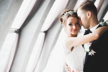 Mükemmel bir çift gelin ve damat düğün günlerinde poz verip öpüşürler.