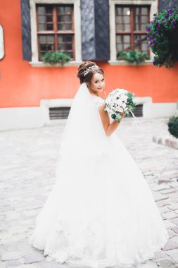 Zarif beyaz elbiseler içinde güzel bir gelin