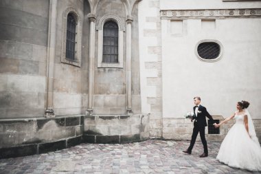 Muhteşem düğün çifti eski şehirde yürüyor.