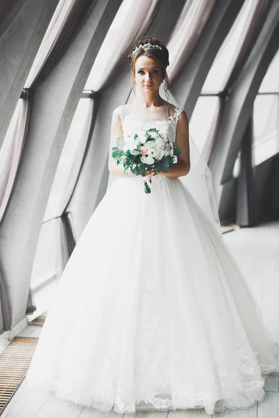 Vakker luksusbrud i elegant hvit kjole – stockfoto
