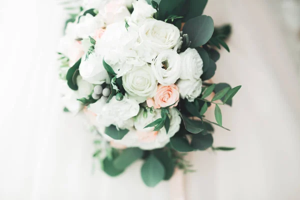 Maravilloso ramo de boda de lujo de diferentes flores —  Fotos de Stock