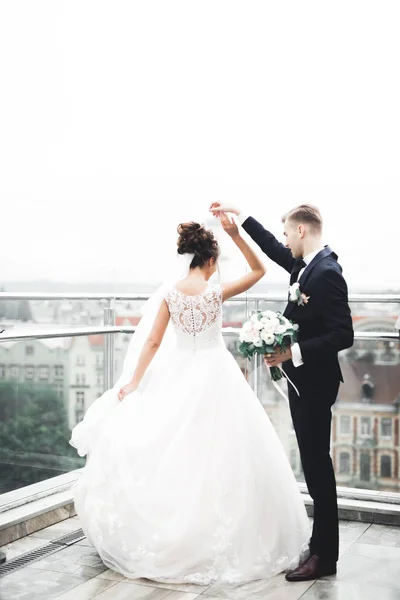 美しい花嫁はバルコニーで完璧なドレスで回転 — ストック写真