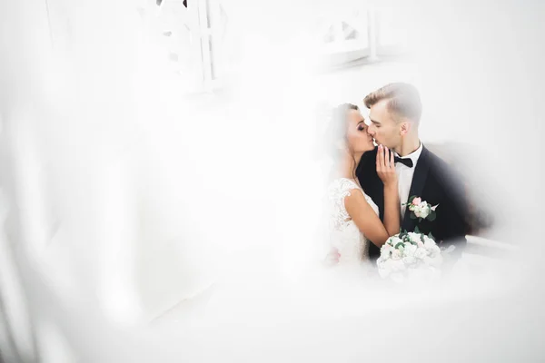 Perfekt bröllop par håller lyx bukett blommor — Stockfoto