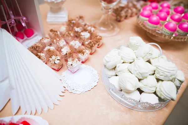 Deliciosa y sabrosa mesa de postres con cupcakes y tomas en la recepción de primer plano — Foto de Stock