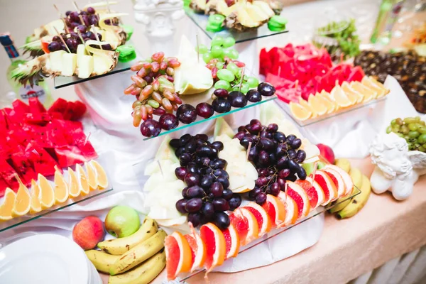 Delizioso e gustoso tavolo da dessert con cupcake e shot alla reception primo piano — Foto Stock