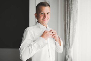 Genç ve yakışıklı bir adam iş toplantısından sonra bir otelde dinleniyor.