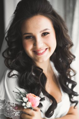 Tüylü, lüks makyaj, saç stili, stüdyo içi fotoğraf çekimi olan güzel bir gelin.