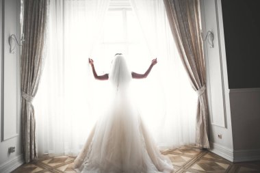 Düğün sabahı peçeli güzel bir gelin portresi.