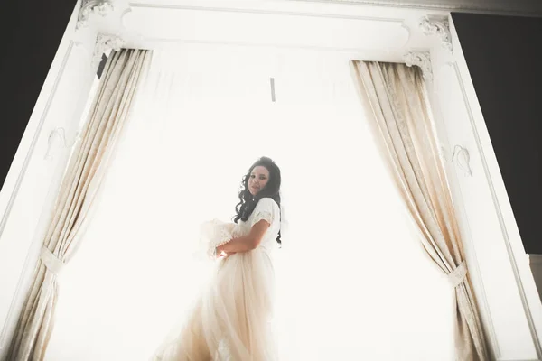 Portrait of beautiful bride with fashion veil at wedding morning — Stock Photo, Image