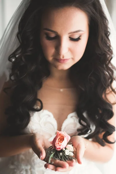 Retrato de novia impresionante con el pelo largo posando con gran ramo —  Fotos de Stock