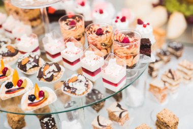 Enfes ve lezzetli bir tatlı masası ve resepsiyonda kapkek fotoğrafları.