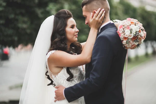 Casal jovem romântico feliz caucasiano comemorando seu casamento. Ao ar livre — Fotografia de Stock