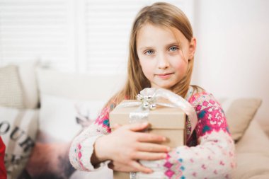 Hediye kutusu olan küçük güzel bir kızın portresi.