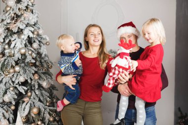 Noel ailesi hediye paketi, Noel ağacı iç tasarımı.