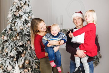 Noel ailesi hediye paketi, Noel ağacı iç tasarımı.