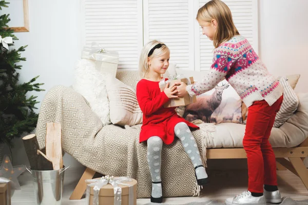 Caja de regalo mágica y un niño niñas, milagro de Navidad, pequeña hermosa niña sonriente feliz abre una caja con regalos —  Fotos de Stock