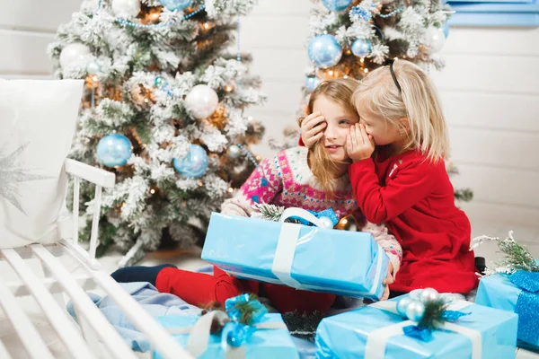 Счастливые маленькие дети открывают подарки на Рождество — стоковое фото