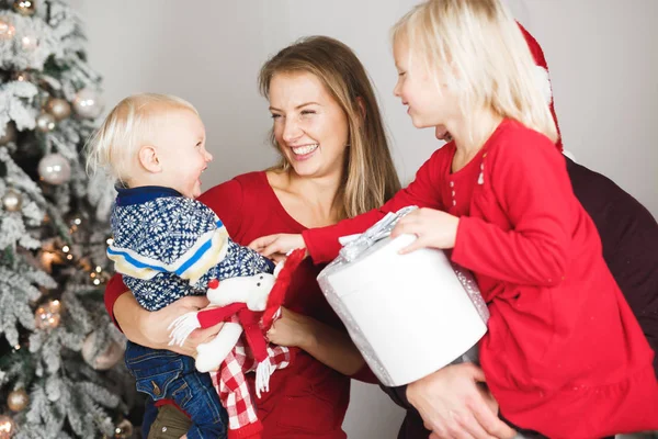 Boldog család karácsonykor ajándékbontás együtt — Stock Fotó