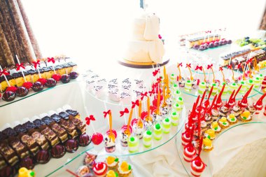 Düğün şekeri büfesinde lezzetli tatlılar, tatlılar, kekler.