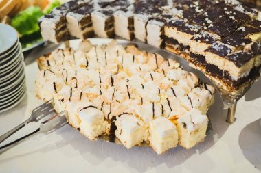 Bir büfe üzerinde pişmiş tatlı çeşitleri