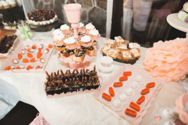 Enfes ve lezzetli bir tatlı masası ve resepsiyonda kapkek fotoğrafları.