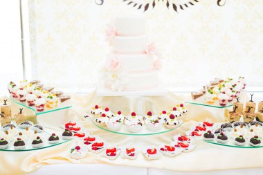 Düğün şekeri büfesinde lezzetli tatlılar, tatlılar, kekler.