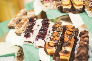 Bir büfe üzerinde pişmiş tatlı çeşitleri