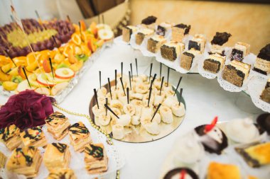 Düğün şekeri büfesinde lezzetli tatlılar, tatlılar, kekler.