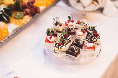 Bir büfe üzerinde pişmiş tatlı çeşitleri